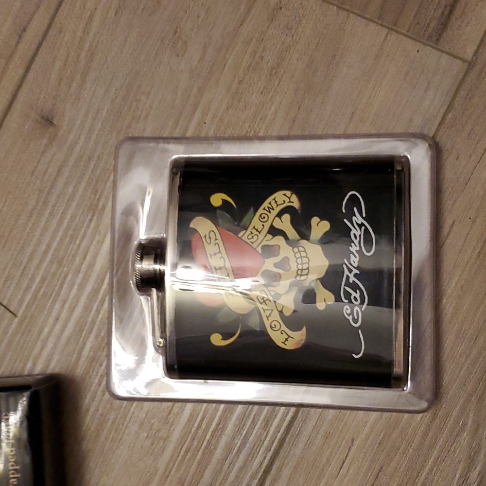 Ed Hardy Flask 6 fl.oz. NIB Vintage - Picture 9 of 10
